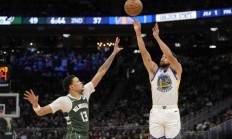 九游娱乐官方-勇士碾压雄鹿，库里刷新纪录