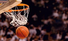 九游体育直播-恩比德关键回合不手软，湖人逆转雷霆，巨星时刻与团队韧性的双重奏