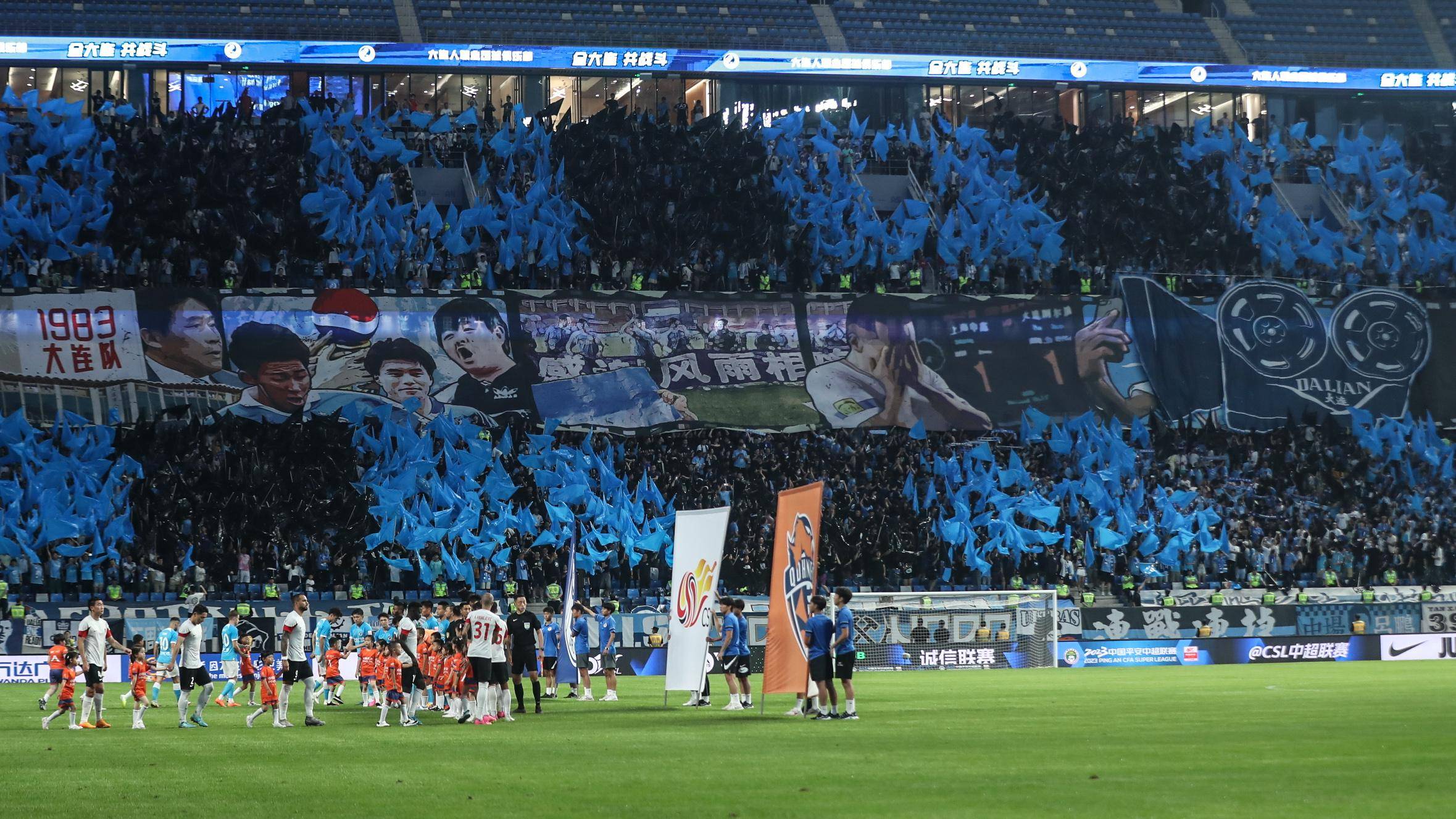 激烈竞技赛事引发球迷热议，场上精彩瞬间回顾