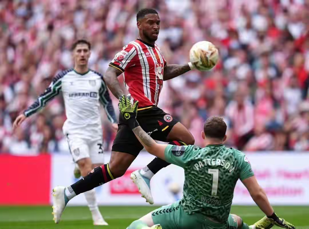 荷兰国家队后卫遭遇禁赛,球队状态下滑 荷兰国家队后卫遭遇禁赛,球队状态下滑