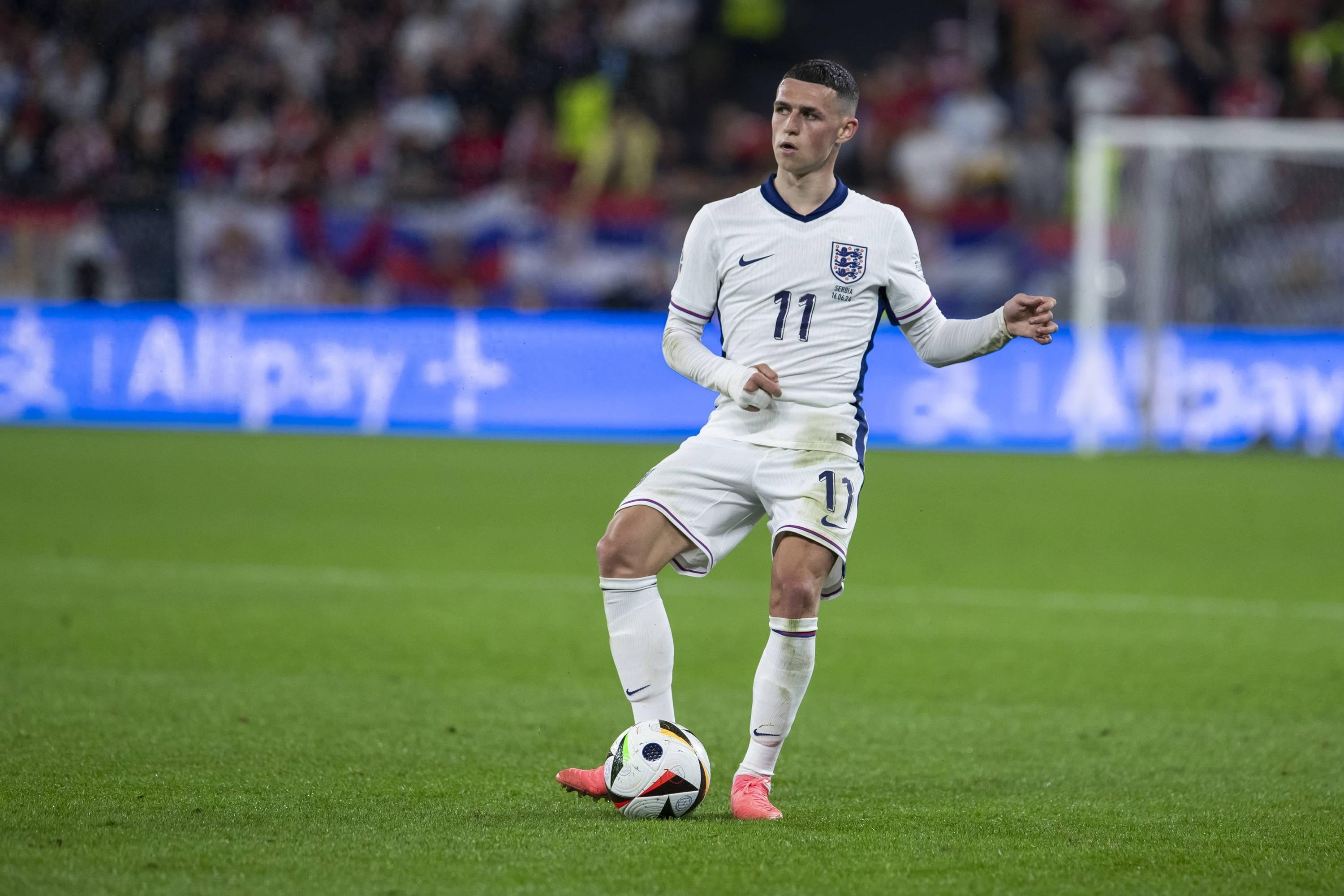 英格兰队大将出战国际赛事,备受瞩目 英格兰队大将出战国际赛事,备受瞩目