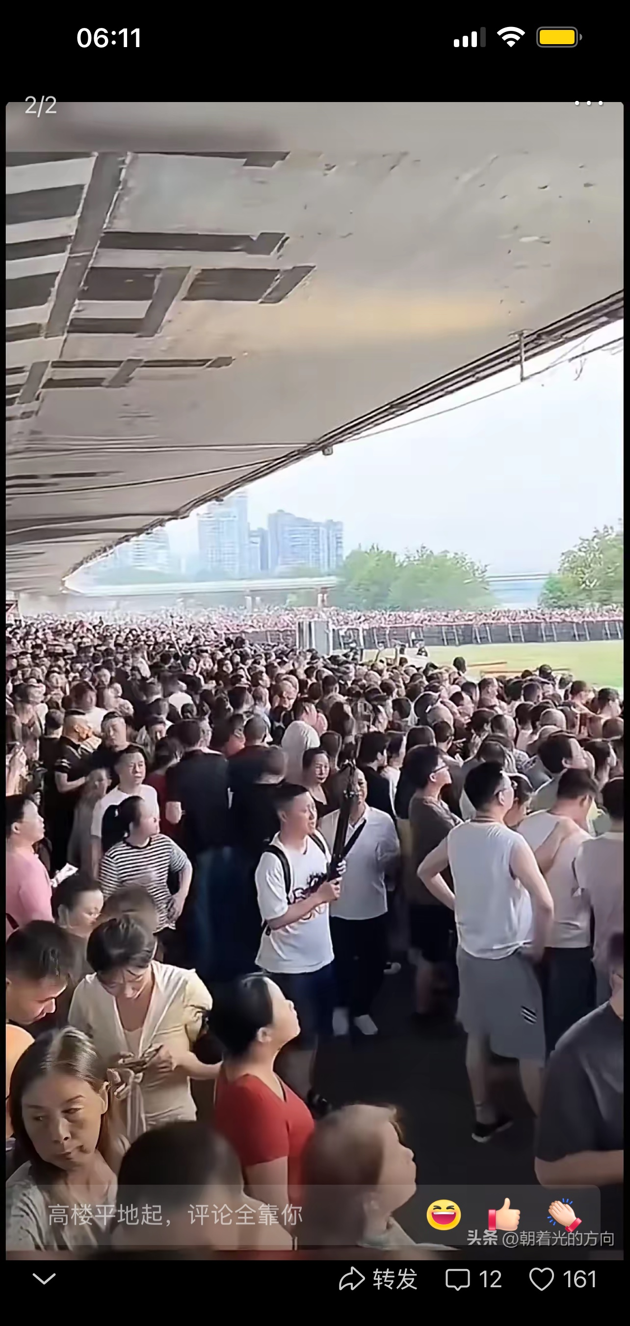 场上冲锋陷阵，场下观众欢呼，掌声雷动的简单介绍