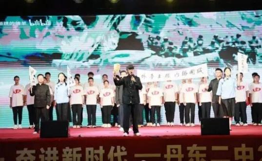 场上冲锋陷阵，场下观众欢呼，掌声雷动的简单介绍