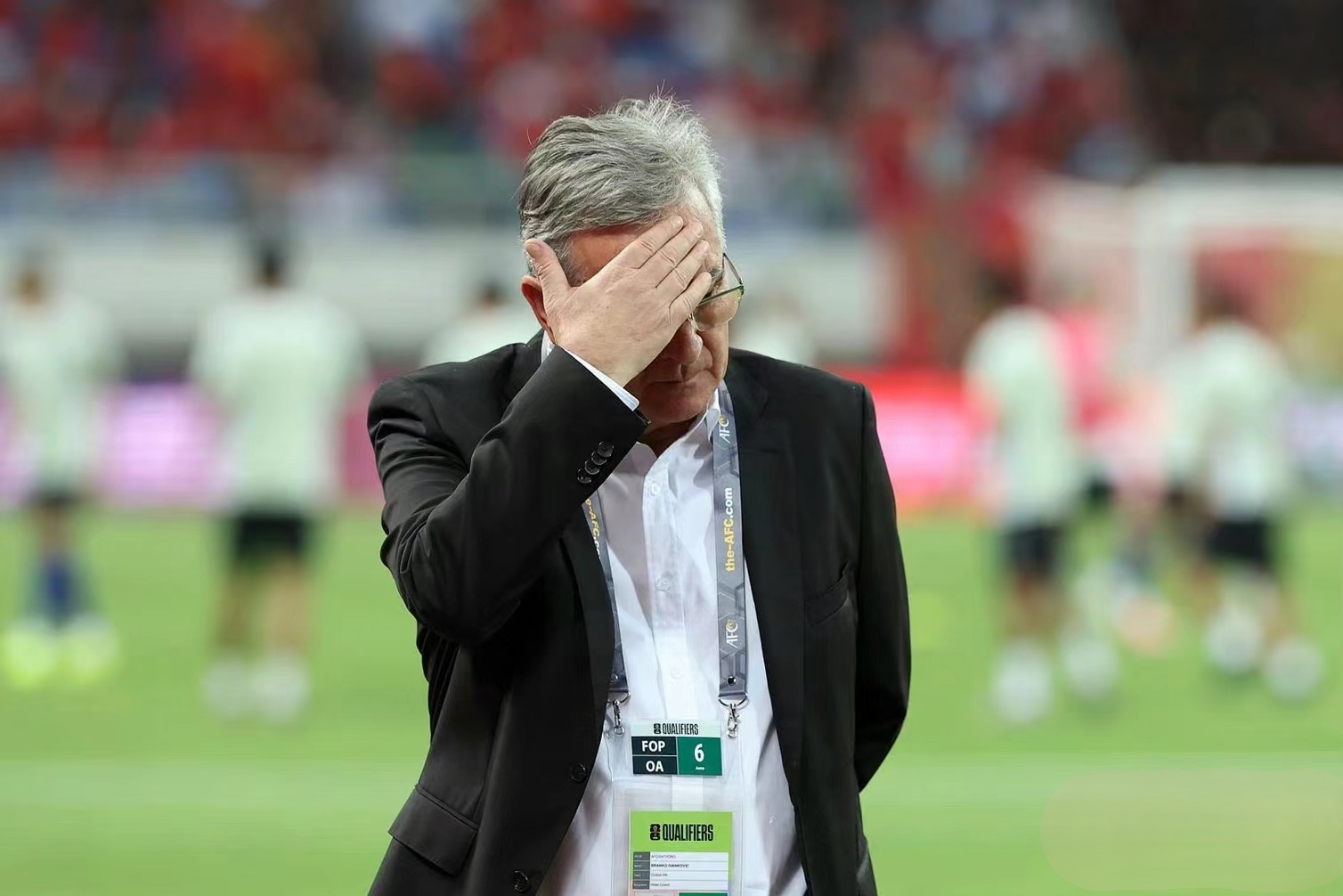 关于阿贾克斯球员受伤低迷，高层担忧的信息