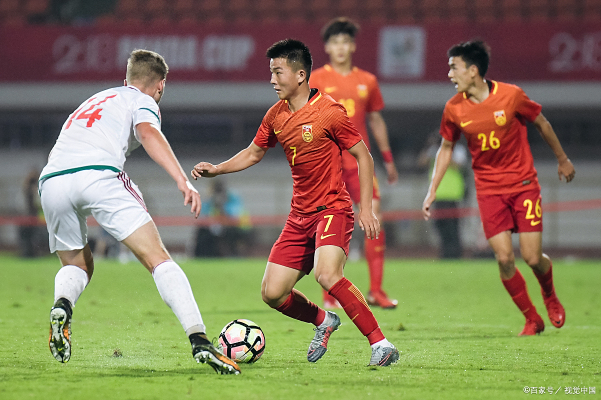 国内职业足球比赛现场揭示球员风采！