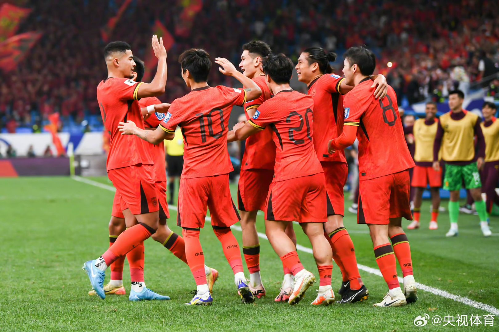 包含足球赛场上球队团结合作力争晋级的词条