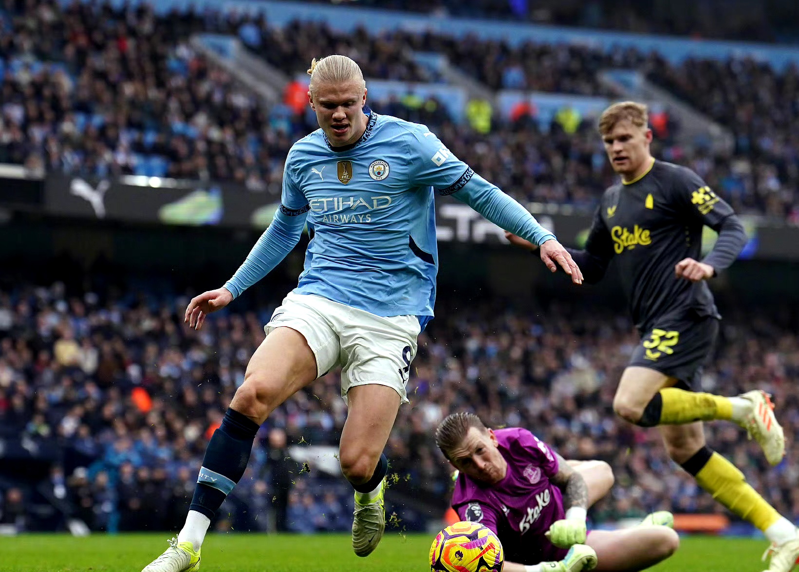 包含阿斯顿维拉主场负于曼城，保级形势严峻的词条