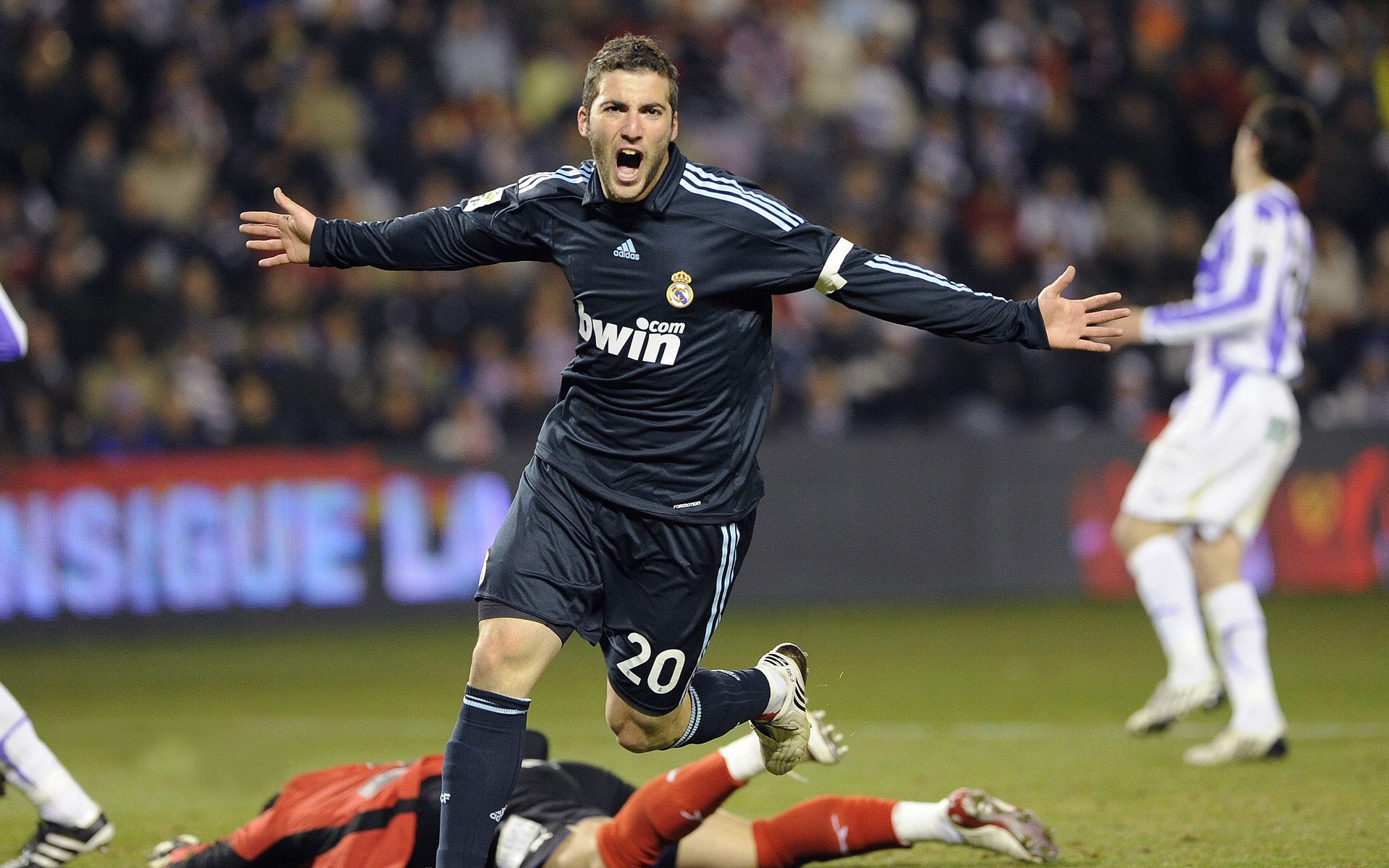 终场绝杀与跨域统治，从拜仁的坚韧到巴斯托尼的英超舞台