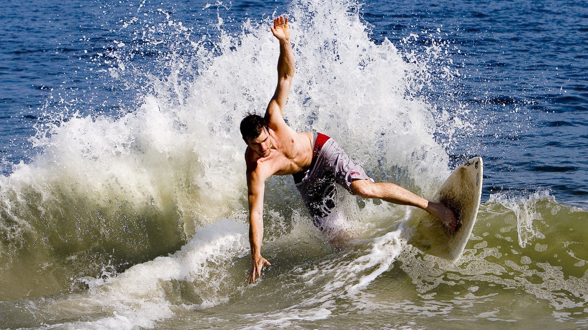 孤勇者的逆袭，阿隆索独扛大旗，梅赛德斯奇迹翻盘法拉利